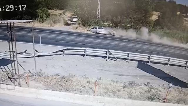 Kontrolden çıkan otomobil şarampole devrildi: 2 yaralı