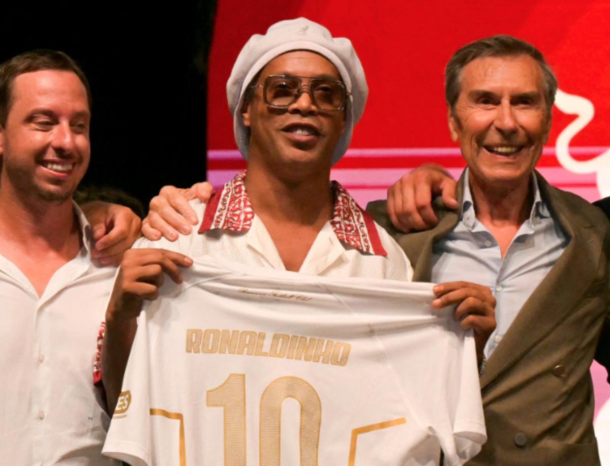 Ronaldinho dan tarihi s&uuml;rpriz! 46 yaşında futbola geri d&ouml;nd&uuml;! İşte yeni adresi... 1