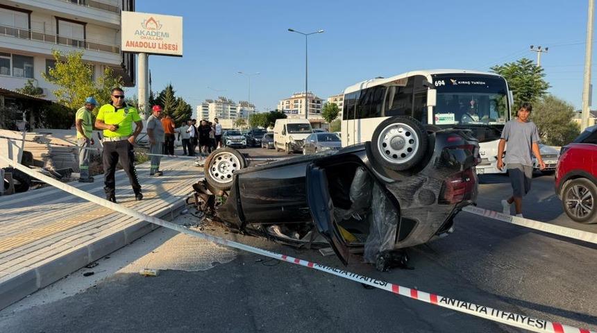 Antalya'da ref&uuml;je &ccedil;arpan otomobilin takla atma anı kamerada: 2 yaralı