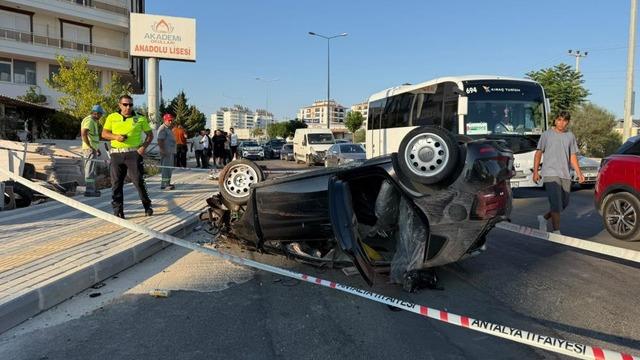 Antalya'da refüje çarpan otomobilin takla atma anı kamerada: 2 yaralı