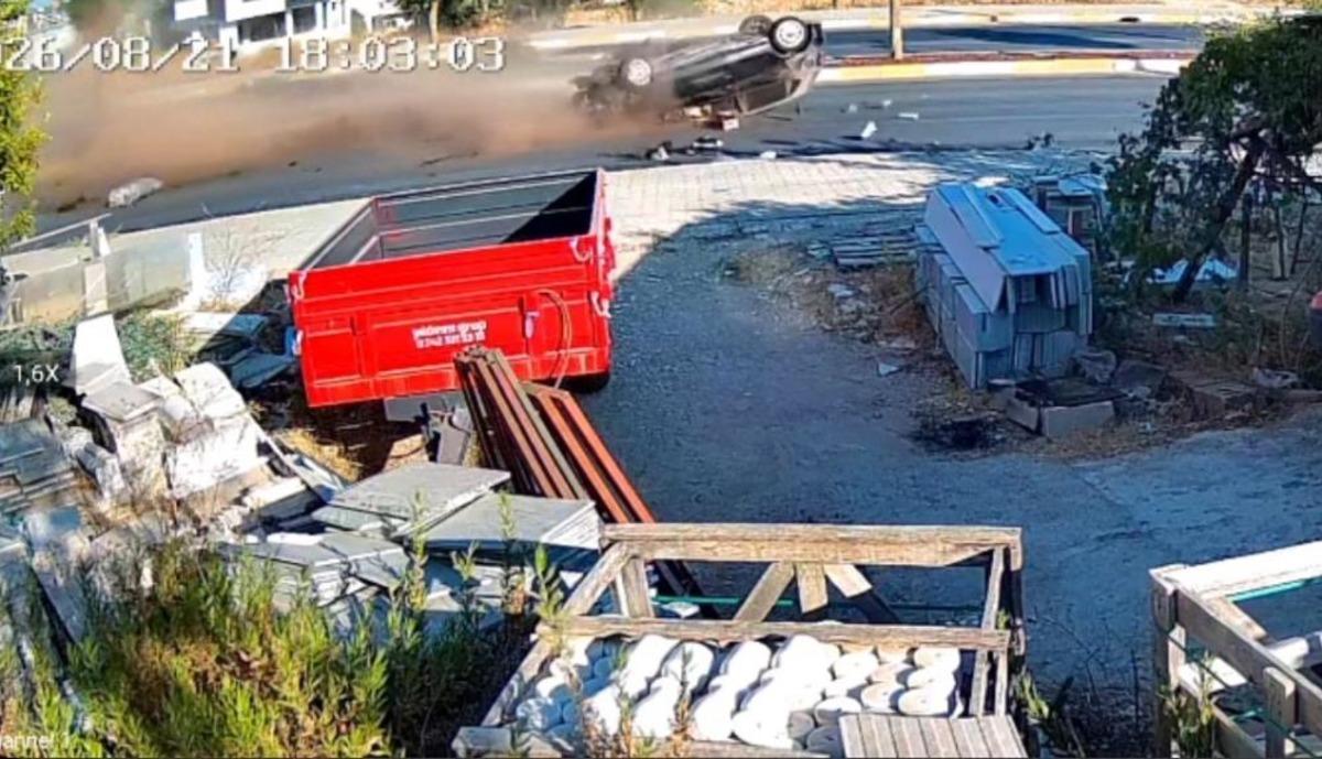 Antalya da refüje çarpan otomobilin takla atma anı kamerada: 2 yaralı 1