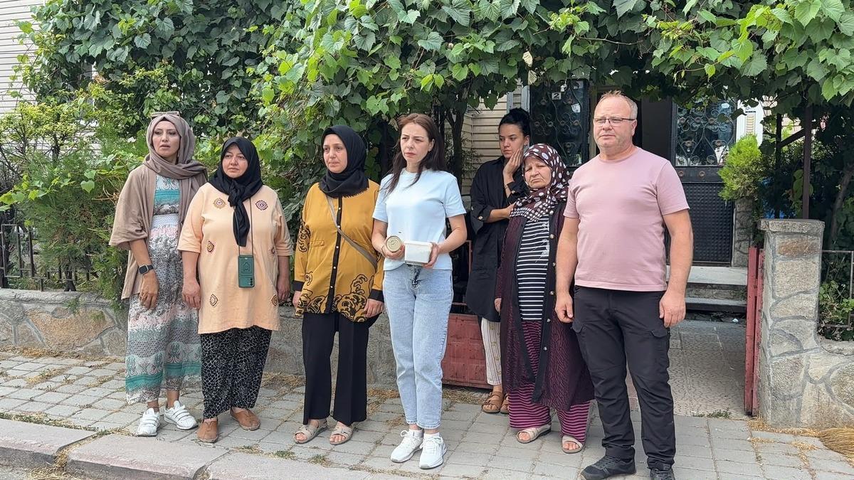 K&uuml;tahya da kan donduran olay! Yıllardır beslediği kediyi vahşice &ouml;ld&uuml;r&uuml;p kapısına bıraktılar 1