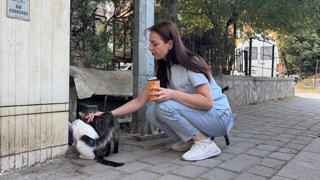 Kütahya'da kan donduran olay! Yıllardır beslediği kediyi vahşice öldürüp kapısına bıraktılar
