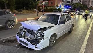 Kırmızı ışıkta bekleyen otomobile &ccedil;arptı: 3 yaralı