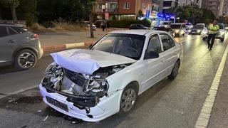 Kırmızı ışıkta bekleyen otomobile çarptı: 3 yaralı