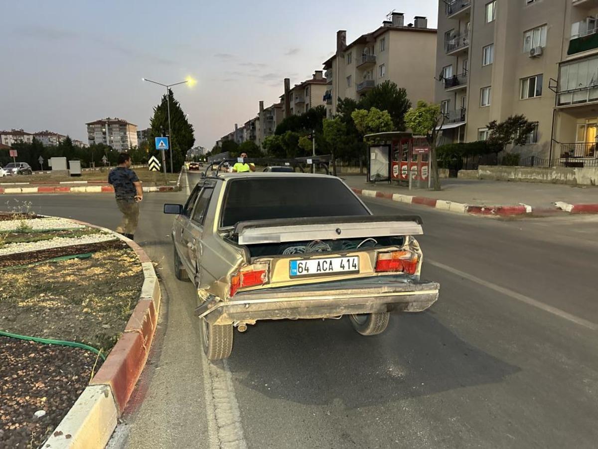 Kırmızı ışıkta bekleyen otomobile &ccedil;arptı: 3 yaralı 1