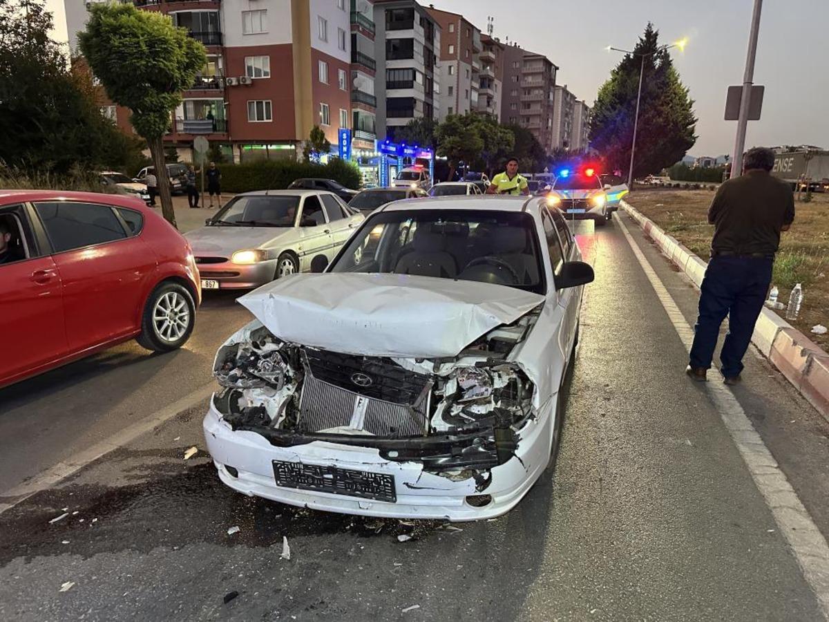 Kırmızı ışıkta bekleyen otomobile &ccedil;arptı: 3 yaralı 2