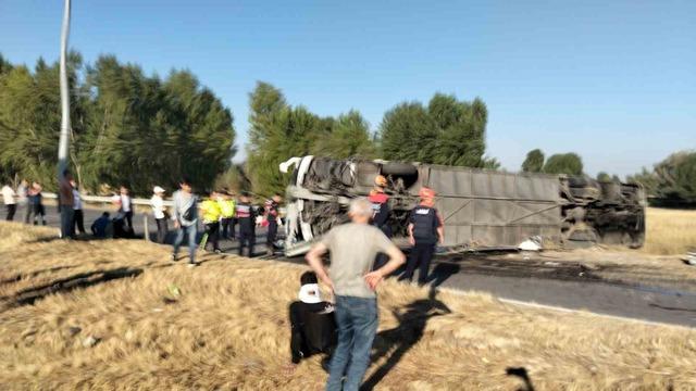 Afyon’da kontrolden çıkan yolcu otobüsü devrildi: Yaralılar var 1