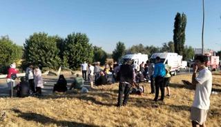 Afyon&rsquo;da kontrolden &ccedil;ıkan yolcu otob&uuml;s&uuml; devrildi: Yaralılar var