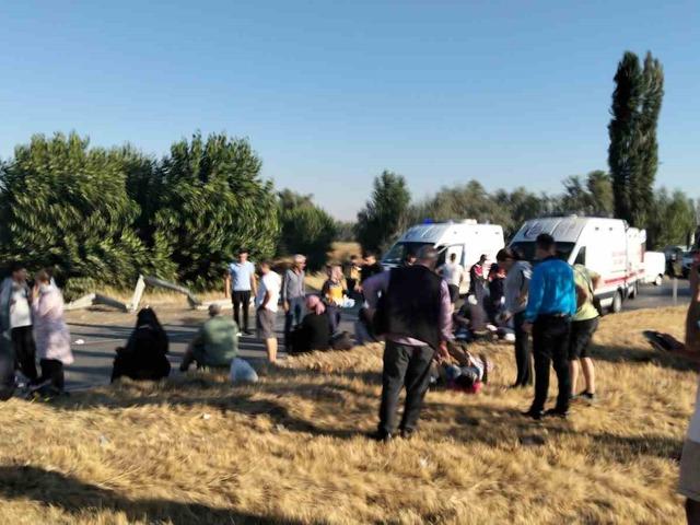 Afyon&rsquo;da kontrolden &ccedil;ıkan yolcu otob&uuml;s&uuml; devrildi: Yaralılar var