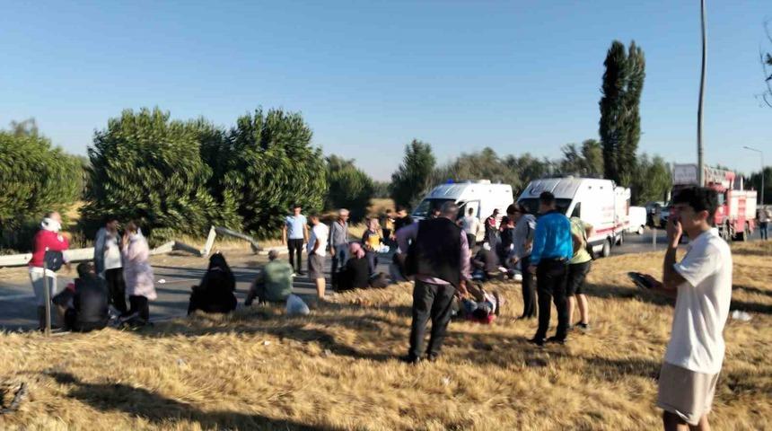 Afyon&rsquo;da kontrolden &ccedil;ıkan yolcu otob&uuml;s&uuml; devrildi: Yaralılar var
