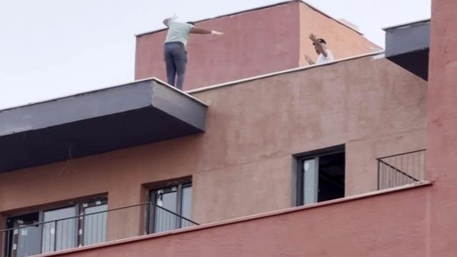 İş yerinde çalan oyun havasını duyan inşaat işçileri binanın tepesinde oynadılar