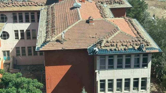 Diyarbakır’da işçiler, güvenlik önlemi almadan çatıyı tamir etti