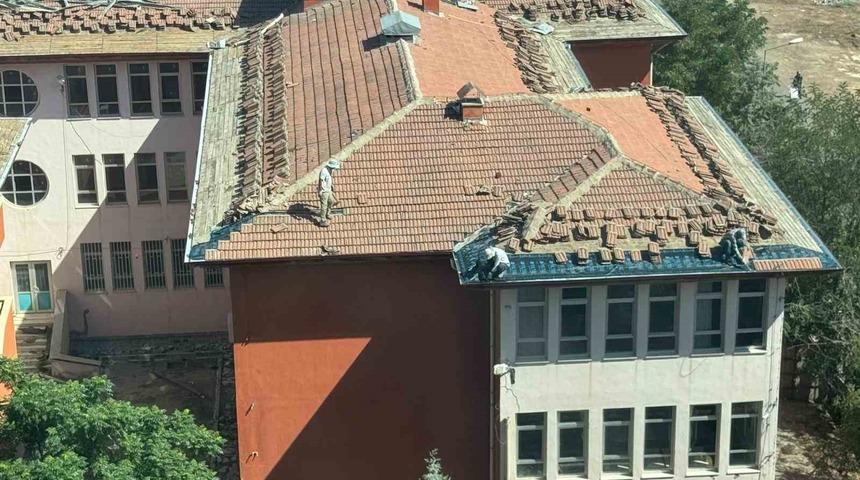 Diyarbakır&rsquo;da iş&ccedil;iler, g&uuml;venlik &ouml;nlemi almadan &ccedil;atıyı tamir etti