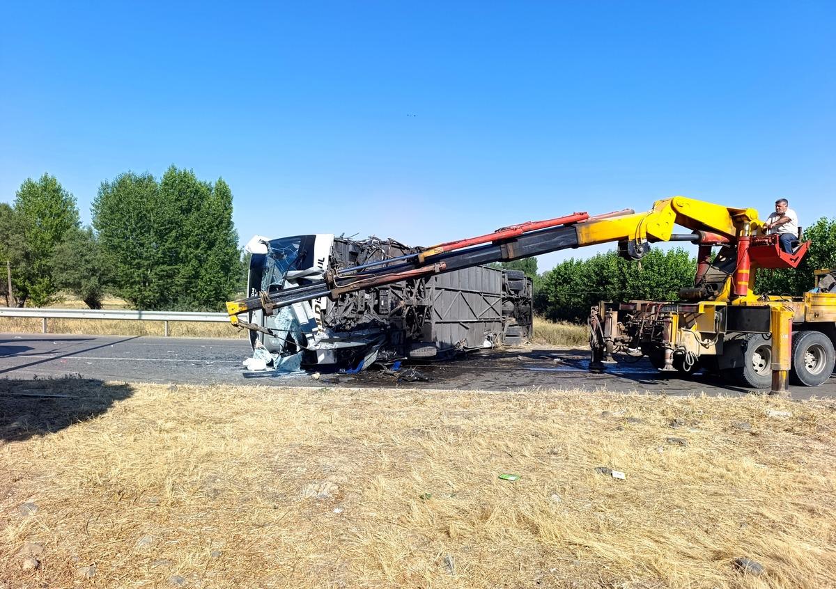 Afyonkarahisar da yolcu otobüsü devrildi: 22 yaralı 1