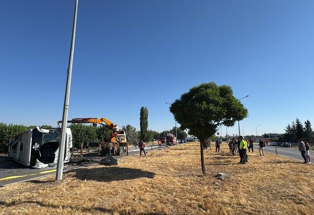 Afyonkarahisar da yolcu otobüsünün devrildiği kazada 22 kişi yaralandı 2