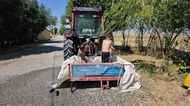 Trakt&ouml;r&uuml;n arkasına bağlanan sepette serinleme keyfi 4