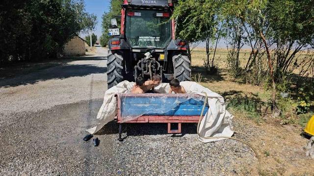 Trakt&ouml;r&uuml;n arkasına bağlanan sepette serinleme keyfi 3