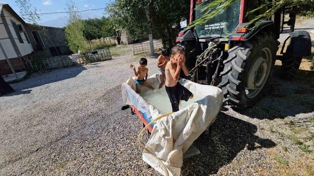 Trakt&ouml;r&uuml;n arkasına bağlanan sepette serinleme keyfi 2