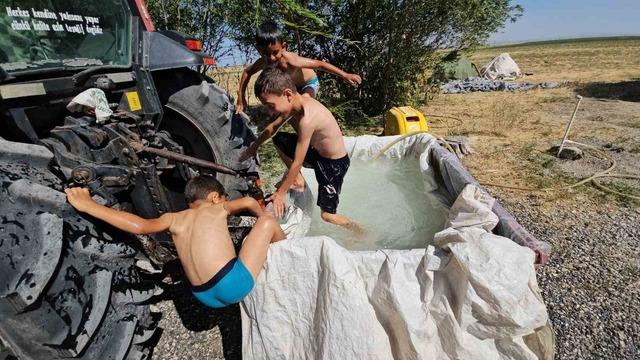 Trakt&ouml;r&uuml;n arkasına bağlanan sepette serinleme keyfi 1