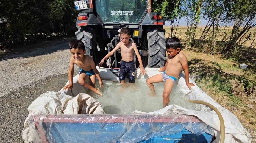 Trakt&ouml;r&uuml;n arkasına bağlanan sepette serinleme keyfi
