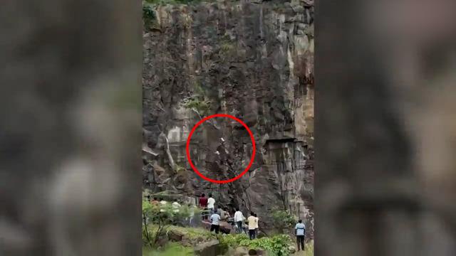 Hindistan'da korkunç olay! Anne, baba ve çocuk uçurumdan düştü