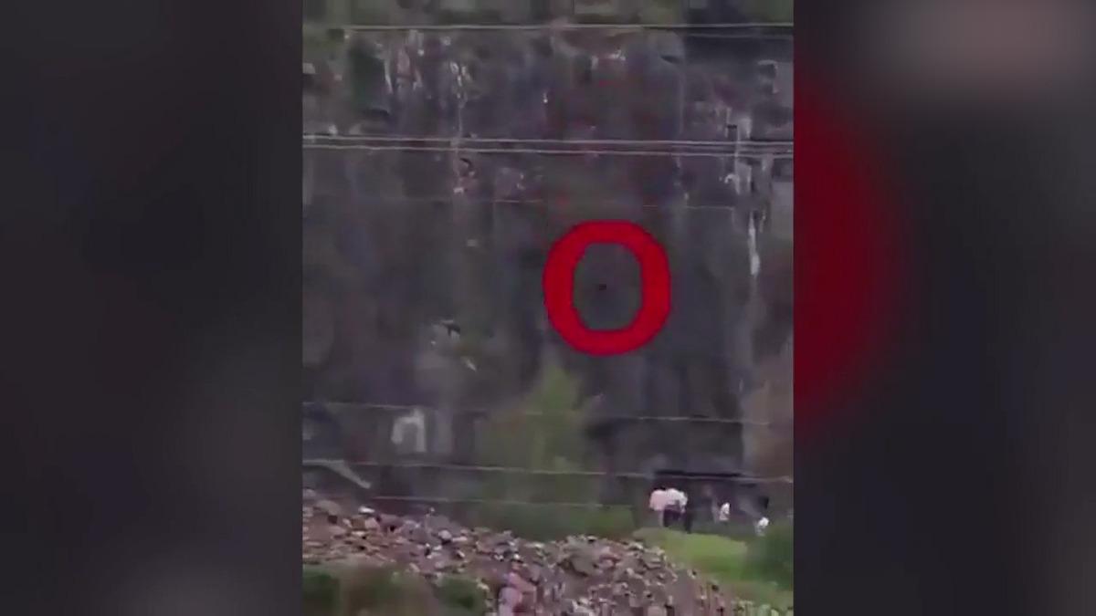 Hindistan da korkun&ccedil; olay! Anne, baba ve &ccedil;ocuk u&ccedil;urumdan d&uuml;şt&uuml; 2