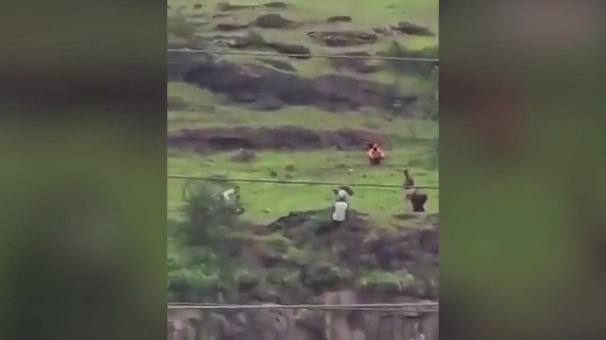 Hindistan da korkun&ccedil; olay! Anne, baba ve &ccedil;ocuk u&ccedil;urumdan d&uuml;şt&uuml; 3