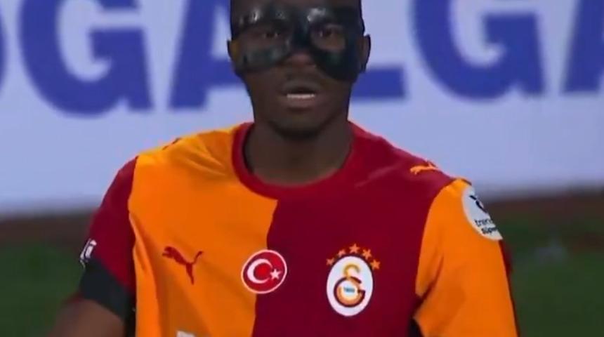 Victor Osimhen'i sahada &ccedil;ıldırttılar! Barış Alper Yılmaz'a sinirlendi