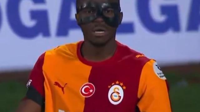 Victor Osimhen'i sahada çıldırttılar! Barış Alper Yılmaz'a sinirlendi