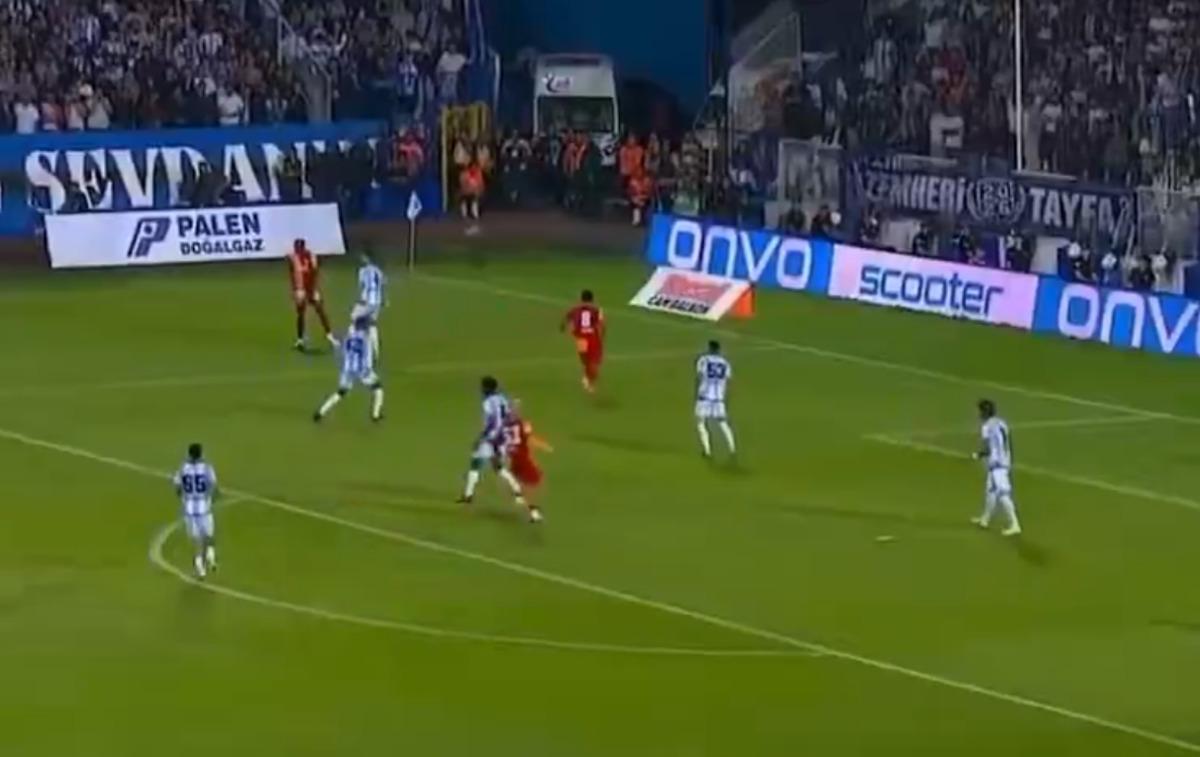 Victor Osimhen i sahada çıldırttılar! Barış Alper Yılmaz a sinirlendi 1