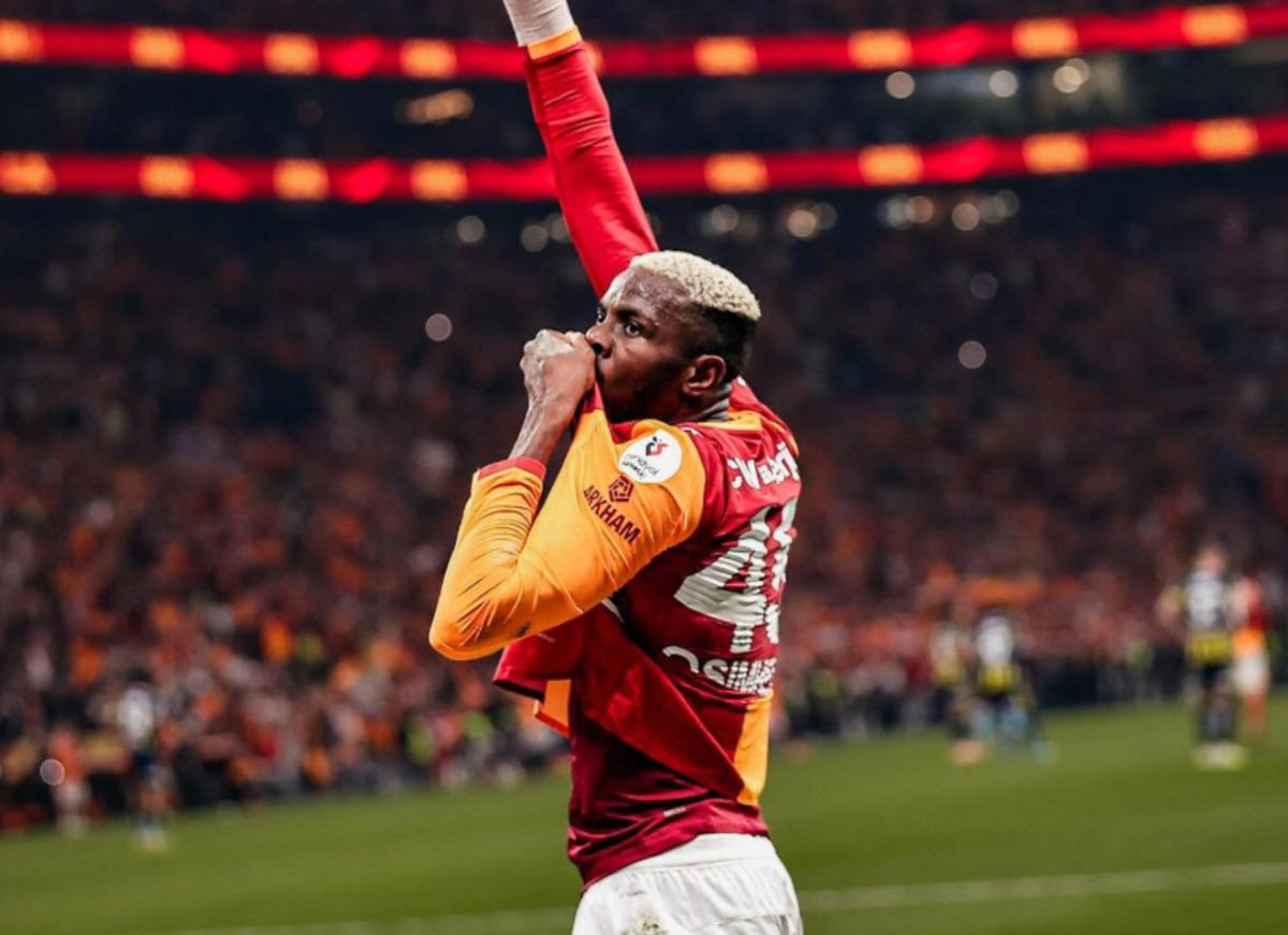 Victor Osimhen i sahada çıldırttılar! Barış Alper Yılmaz a sinirlendi 3