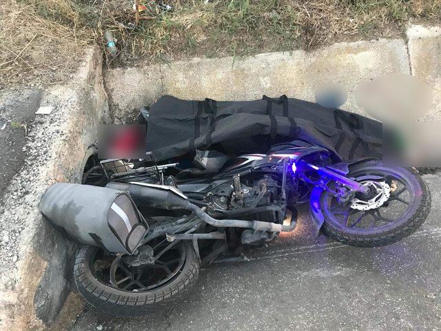 Motosikletle balayına giden çift kazada öldü