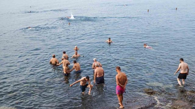 50 ile 80 yaş arasındaki yetişkinler g&uuml;ne Van G&ouml;l&uuml;&rsquo;nde y&uuml;zerek başlıyor 4