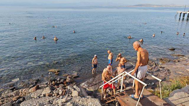 50 ile 80 yaş arasındaki yetişkinler güne Van Gölü’nde yüzerek başlıyor