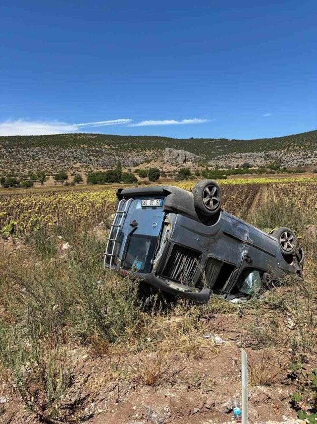 Bilecik&rsquo;te seyir halinde kontrolden &ccedil;ıkan ara&ccedil; takla atarken, s&uuml;r&uuml;s&uuml; yaralandı 1