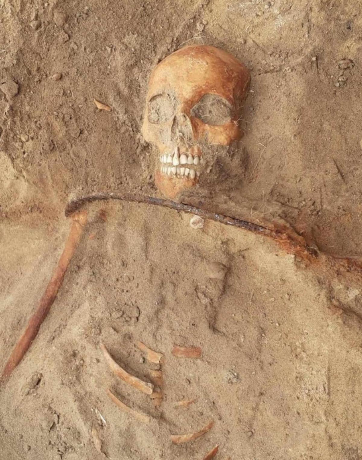 17 yaşındaki Zosia nın mezarı şaşkına çevirdi! Boynuna orak, parmağına asma kilit takmışlar 1