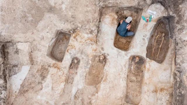 17 yaşındaki Zosia'nın mezarı şaşkına çevirdi! Boynuna orak, parmağına asma kilit takmışlar