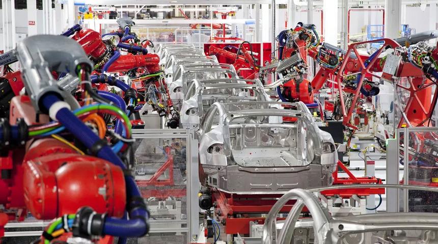 Tesla'da y&uuml;zler g&uuml;l&uuml;yor