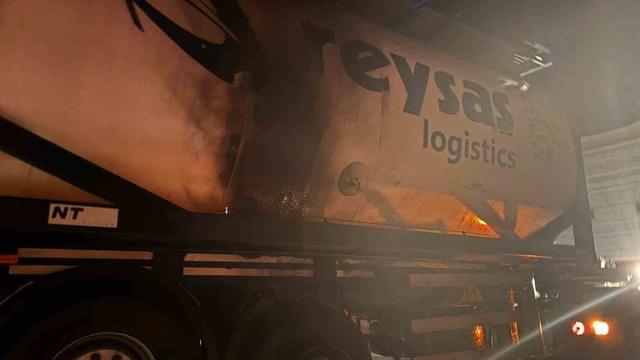 Bilecik’te seyir halindeki tırın dorsesi alev aldı