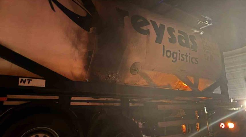 Bilecik&rsquo;te seyir halindeki tırın dorsesi alev aldı