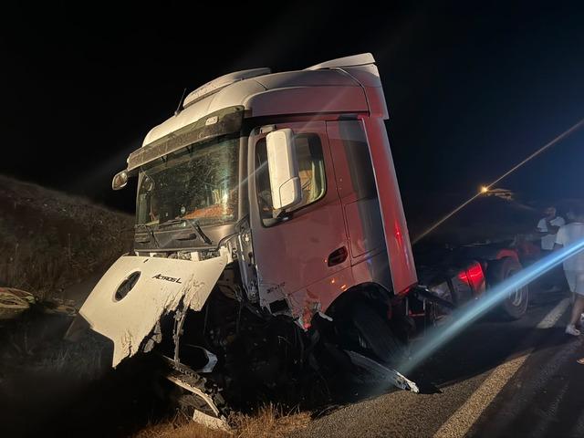 Otomobille TIR, kafa kafaya &ccedil;arpıştı: 2 &ouml;l&uuml;, 1 yaralı 4