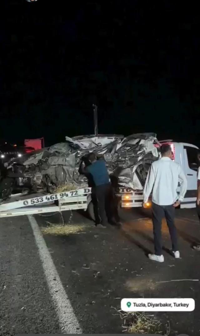 Otomobille TIR, kafa kafaya &ccedil;arpıştı: 2 &ouml;l&uuml;, 1 yaralı 1