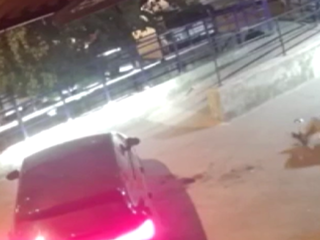 Dakikalarca boğdu, can &ccedil;ekişirken izledi!