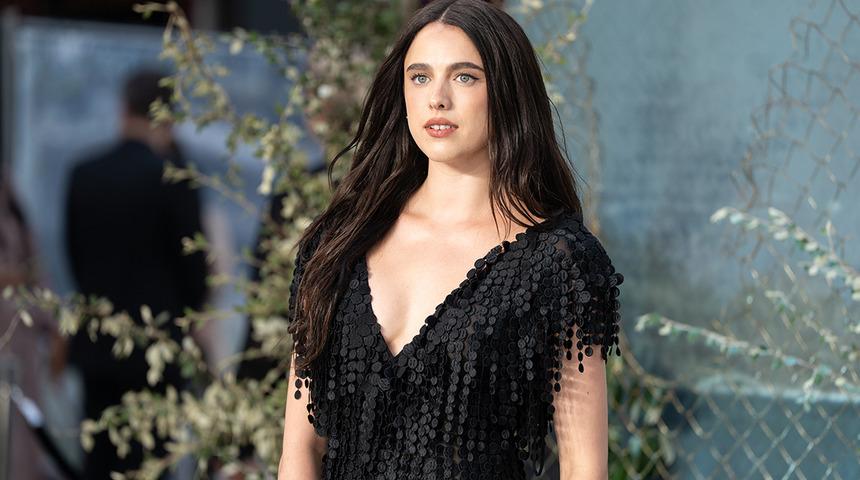 Margaret Qualley'in tabansız ayakkabıları hayrete d&uuml;ş&uuml;rd&uuml;! Fiyatını duyan inanamıyor