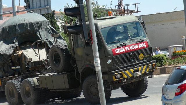 Kilis'in Suriye sınırına zırhlı araç sevkiyatı