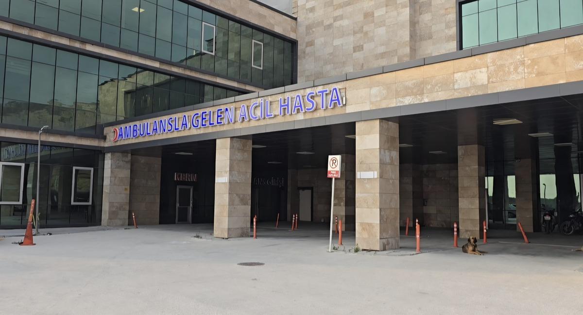 Sağlıkta şiddet vakası daha... &Ouml;nce yumruk attı sonra bı&ccedil;ağına davranıp &uuml;zerine y&uuml;r&uuml;d&uuml; 1