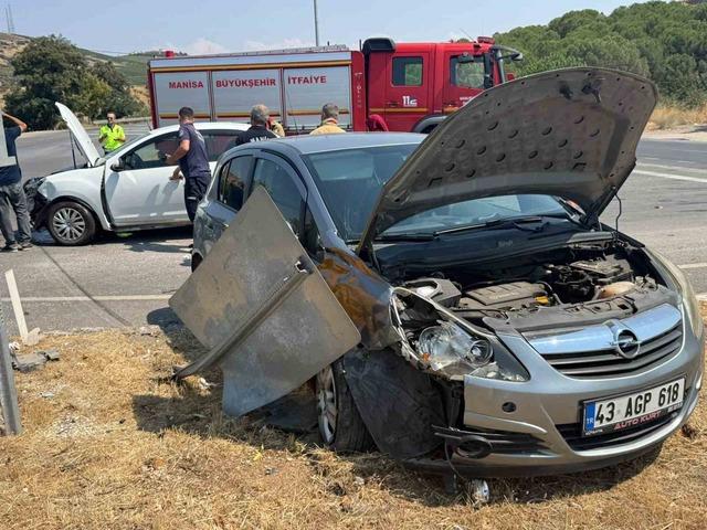 Otomobiller kavşakta çarpıştı: 1 yaralı 2