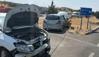 Otomobiller kavşakta &ccedil;arpıştı: 1 yaralı