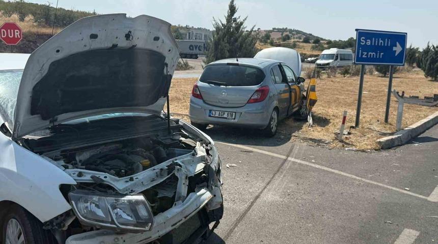 Otomobiller kavşakta &ccedil;arpıştı: 1 yaralı